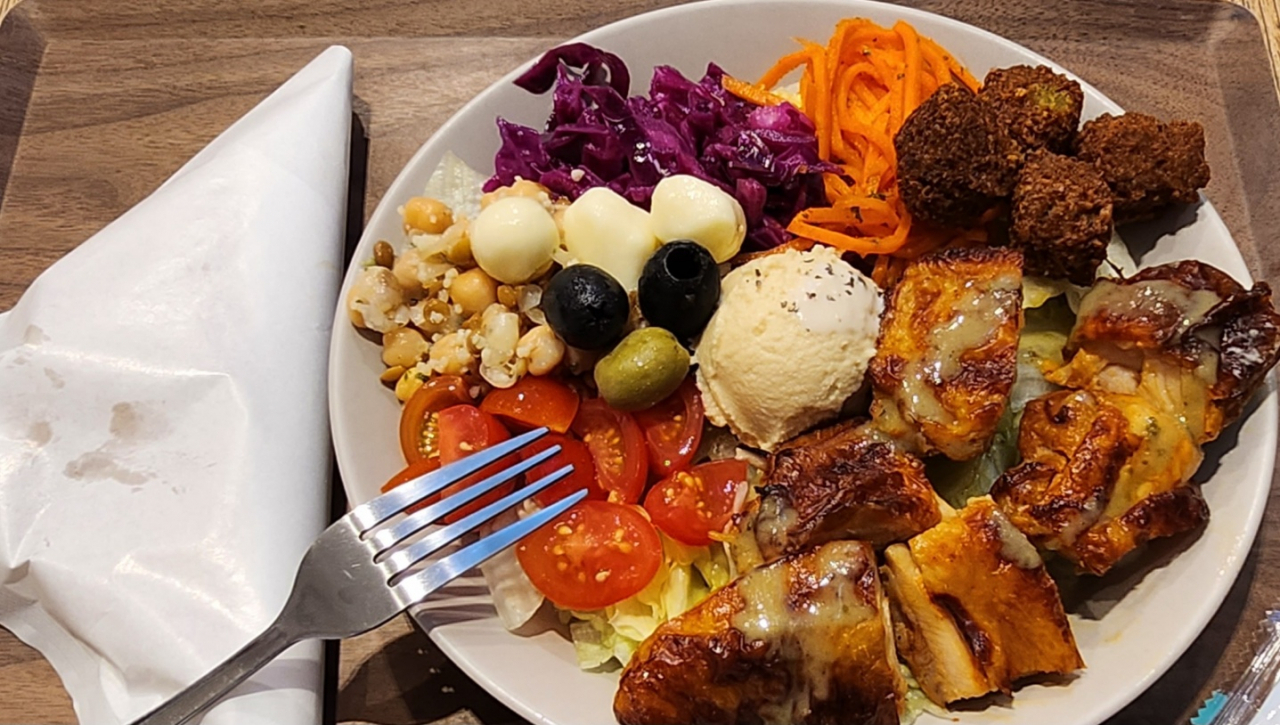 The roasted chicken salad at the Seoul-based salad chain Chickpeace. (Choi Si-young/The Korea Herald)