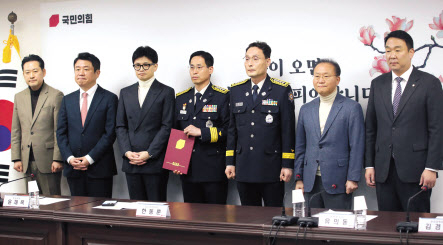 한동훈 국민의힘 비상대책위원장과 당지도부가 22일 서울 여의도 중앙당사에서 경북 문경소방서 순직 소방공무원 유가족을 위한 위로·조의금 전달식을 갖고 있다. 이상섭 기자