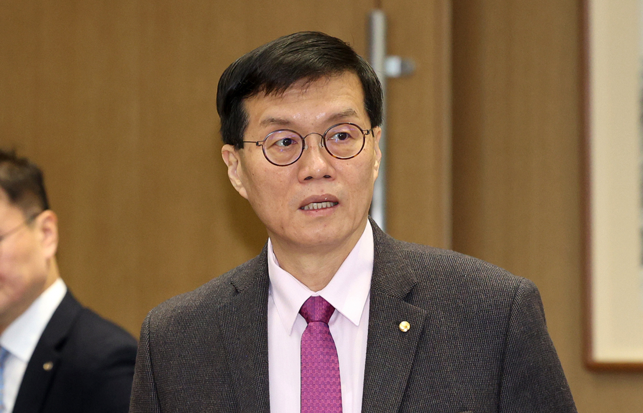 이창용 한국은행 총재가 22일 오전 서울 중구 한국은행에서 열린 금융통화위원회에 입장하고 있다. [연합]