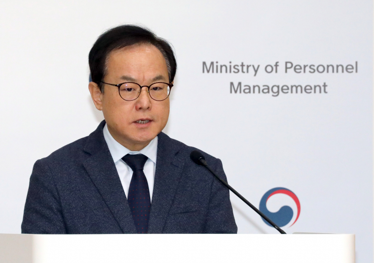 김승호 인사혁신처장이 지난 15일 오전 정부세종청사에서 화재진압, 범인 체포, 인명구조, 수해 방지 등 국민 생명과 안전을 지키기 위해 위험한 직무를 수행하다 다친 공무원들에 대한 간병비 및 진료비 현실화 방안을 발표하고 있다. [연합]