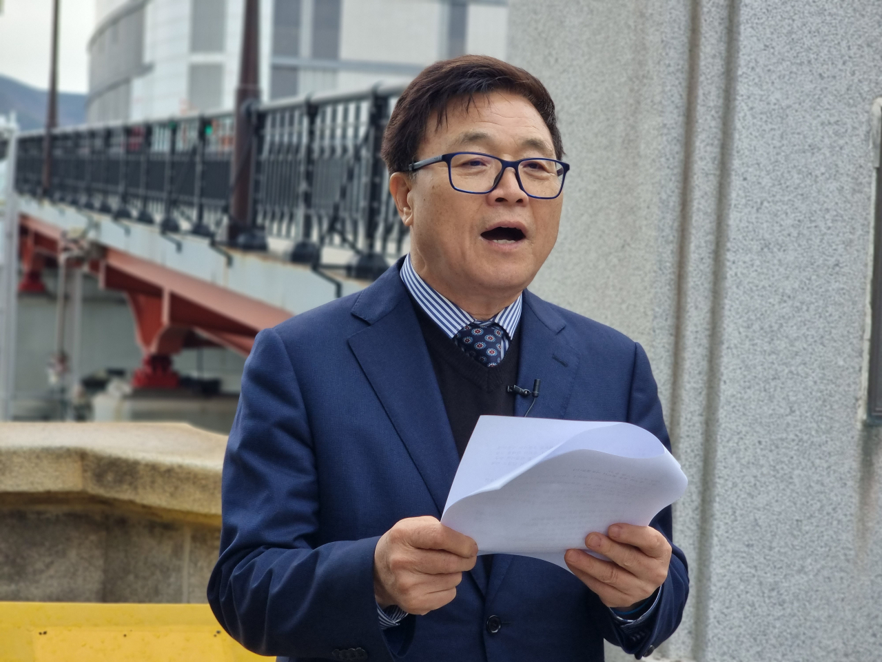 이재균 전 국토해양부 차관이 지난해 12월 12일 부산 영도다리 앞에서 부산 중·영도구 22대 총선 출마선언 기자회견문을 낭독하고 있다. [사진=임순택 기자]