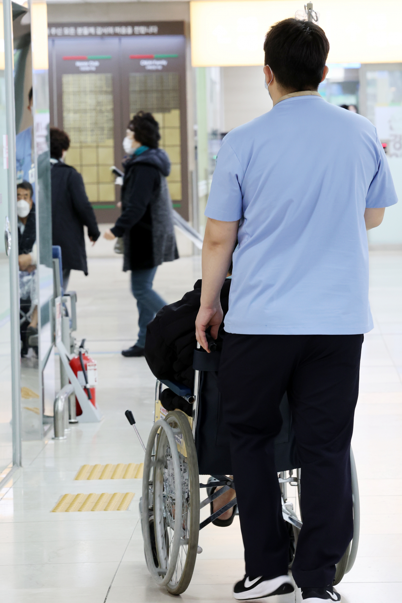 의대 정원 증원 정책에 반발한 전공의들이 집단행동에 들어간 지 사흘째인 22일 오전 광주 동구 전남대학교병원에서 의료진들이 이동하고 있다. [연합]