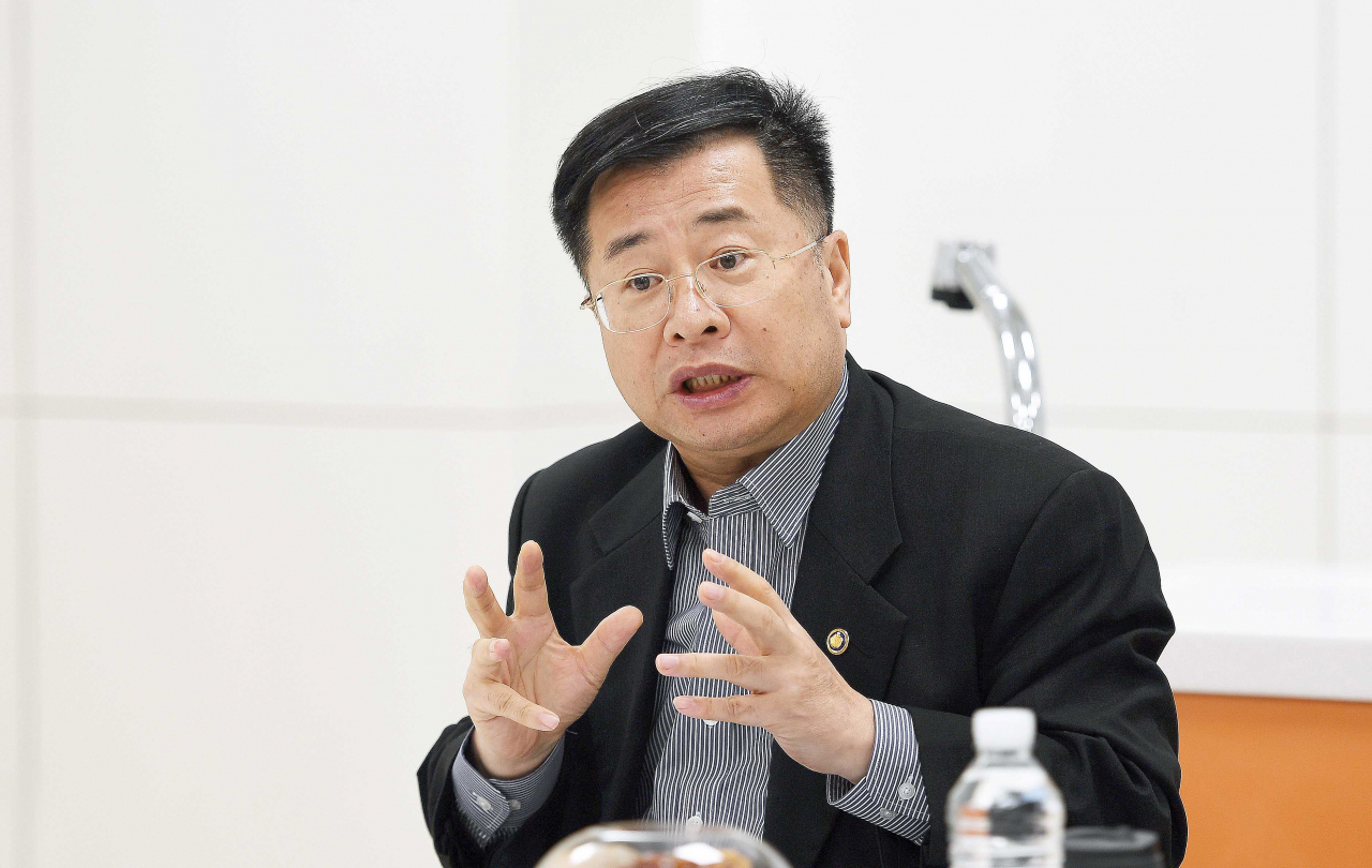 강경성 산업통상자원부 제1차관이 지난 5일 대전 홈플러스 유성점에서 '대형마트 규제개선을 위한 소비자 간담회'를 주재하고 있다. [연합]