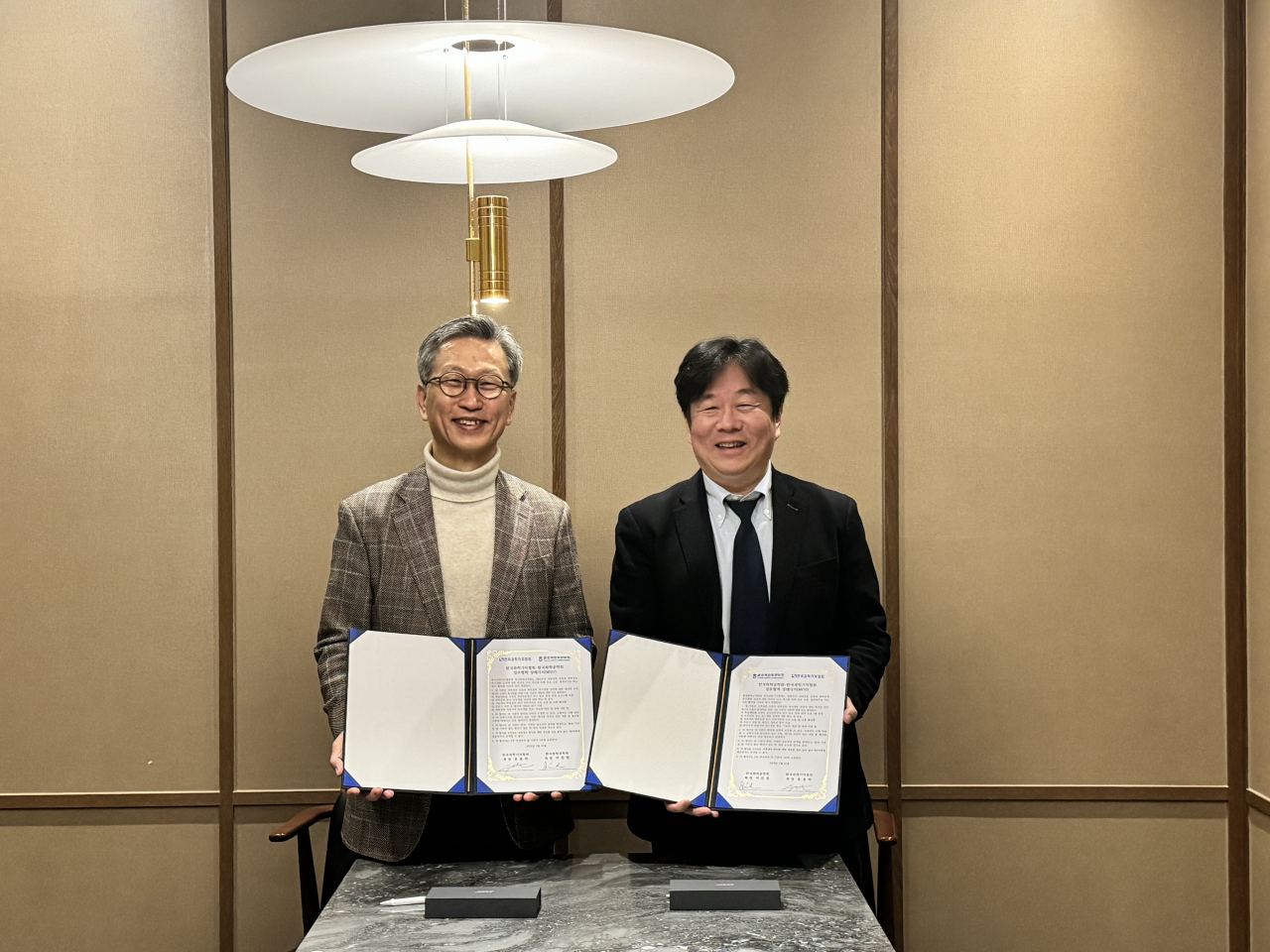 유용하(오른쪽) 한국과학기자협회장과 이진원 한국화학공학회장이 MOU 체결 후 기념촬영을 하고있다.[한국과학기자협회 제공]