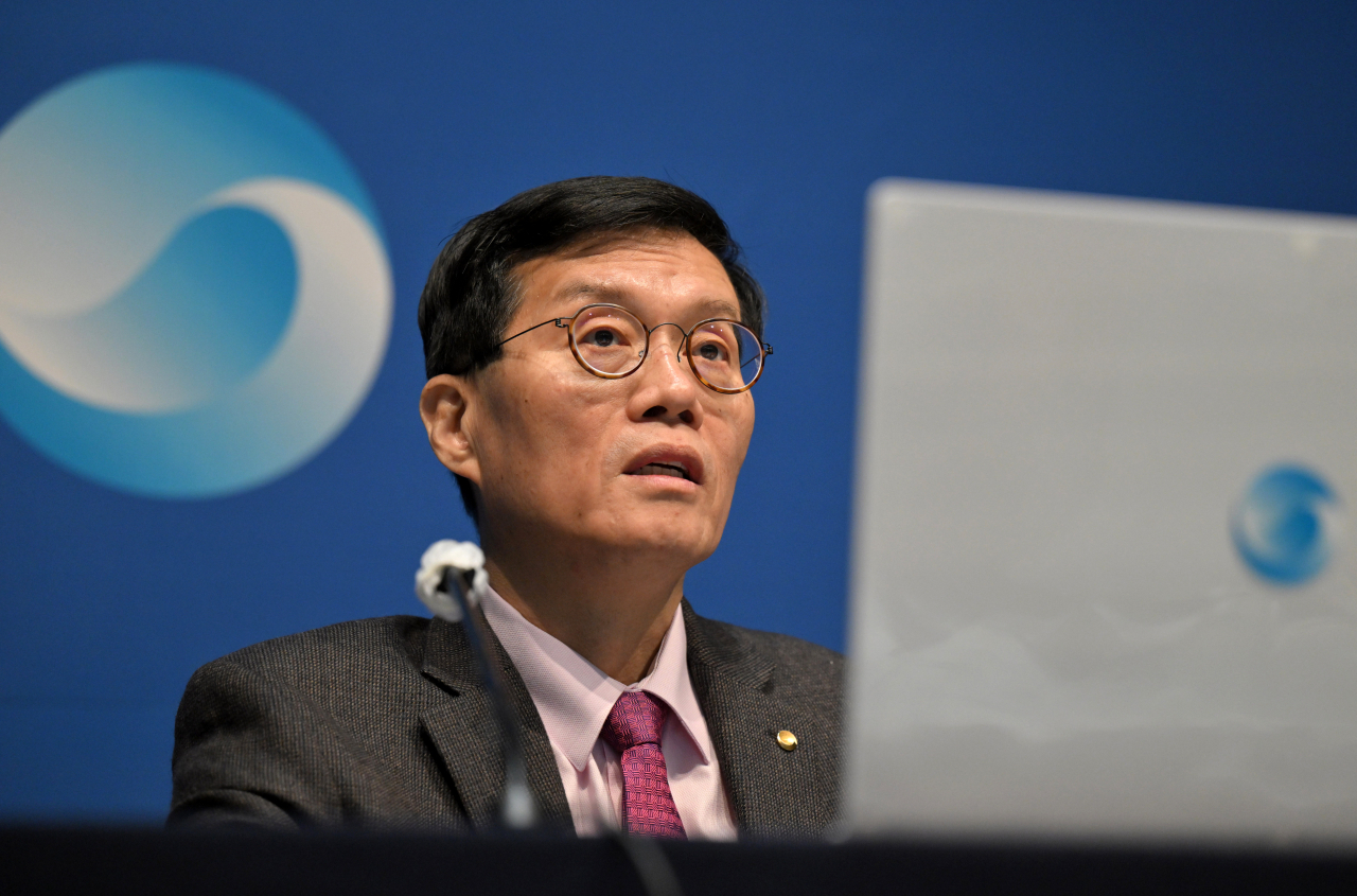 이창용 한국은행 총재가 22일 서울 중구 한국은행에서 열린 금융통화위원회 통화정책방향 기자간담회에서 취재진의 질문에 답하고 있다. [연합]