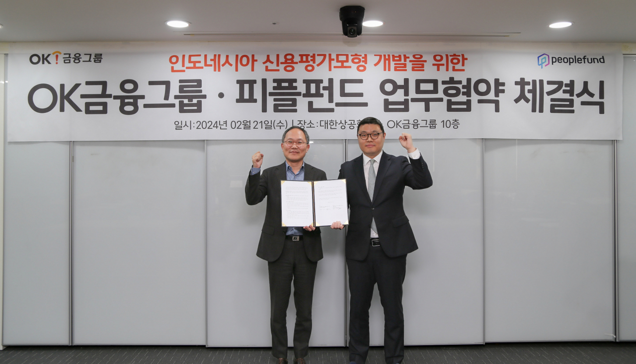 피플펀드와 OK금융그룹이 인도네시아 신용평가모형 개발을 위한 업무협약을 맺었다. 협약식에서 이수환(오른쪽) 피플펀드 대표와 심상돈 OK넥스트 대표가 기념촬영하고 있다. [피플펀드 제공]
