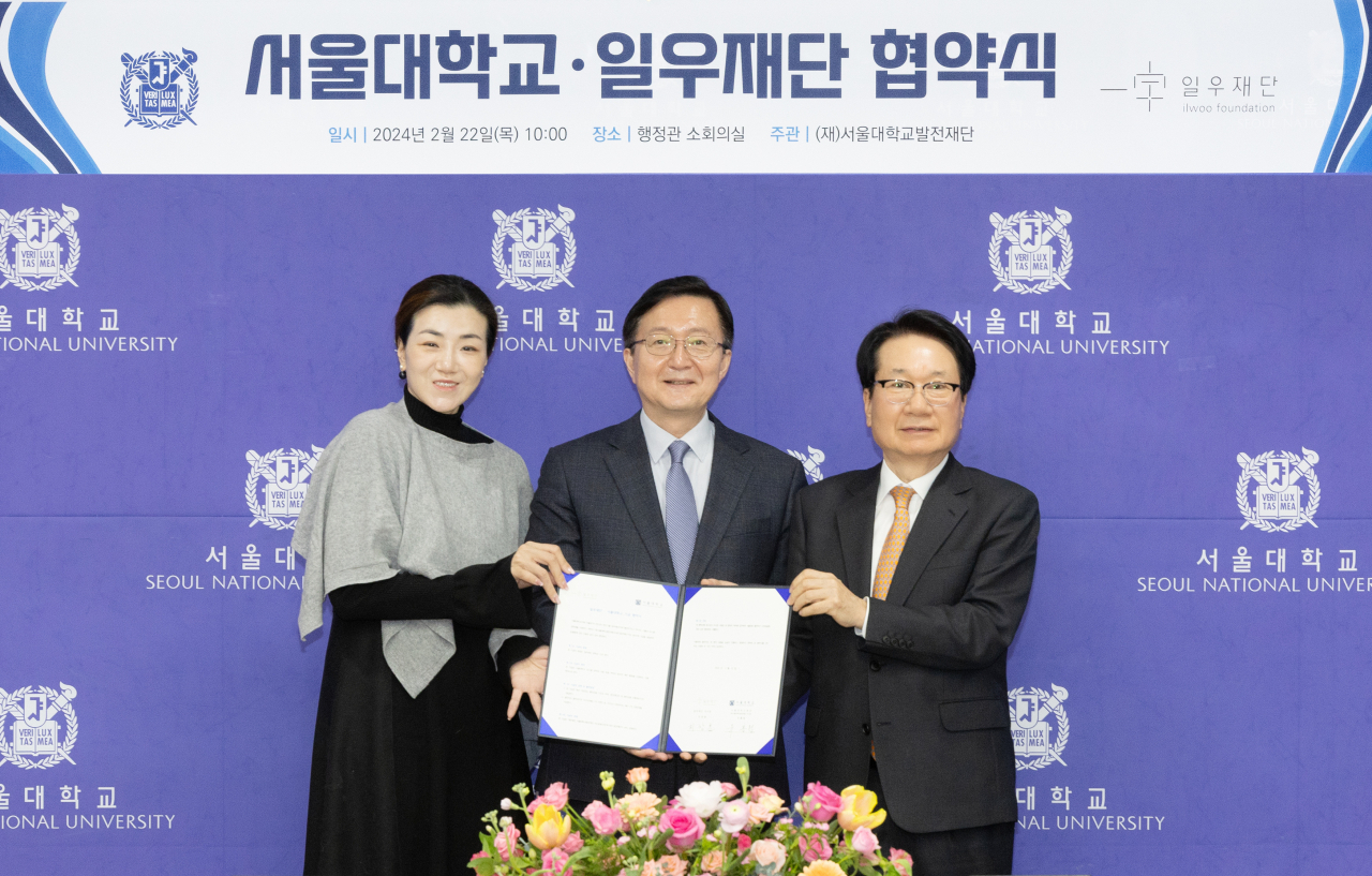 조현민(왼쪽부터) 일우재단 이사, 서울대학교 유홍림 총장, 일우재단 지창훈 이사장이 기념 촬영을 하는 모습. [한진그룹 제공]