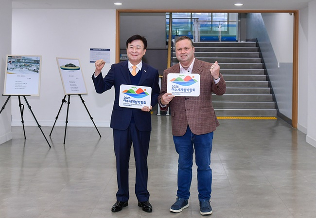 22일 여수시청 1층에서 기념 촬영하고 있는 정기명 여수시장과 팝페라 가수 폴포츠.