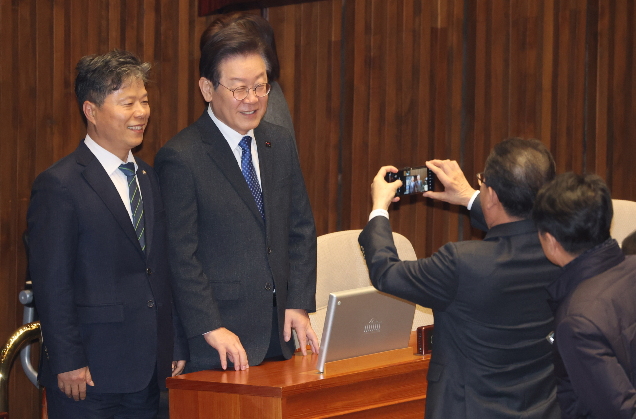 이재명(왼쪽 두번째) 더불어민주당 대표와 의원들이 22일 국회 본회의장에서 대정부질문 시작 전 기념촬영을 하고 있다. [연합]