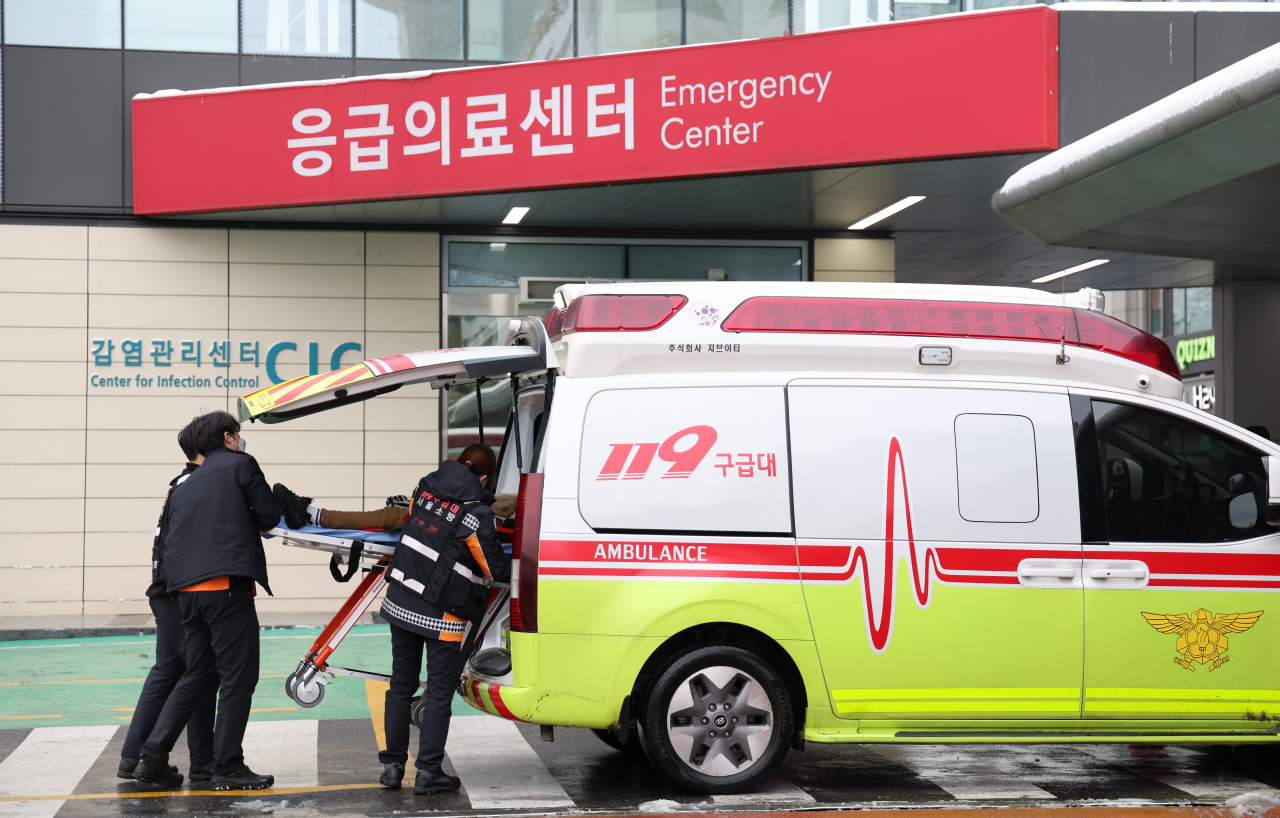 22일 오전 서울 한 대형병원에서 한 환자가 구급대원들의 도움을 받아 응급실로 이송되고 있다. 전날 강원도에서 응급환자가 수술할 병원을 찾지 못해 3시간 동안 표류하는 사건이 발생했다.[연합]