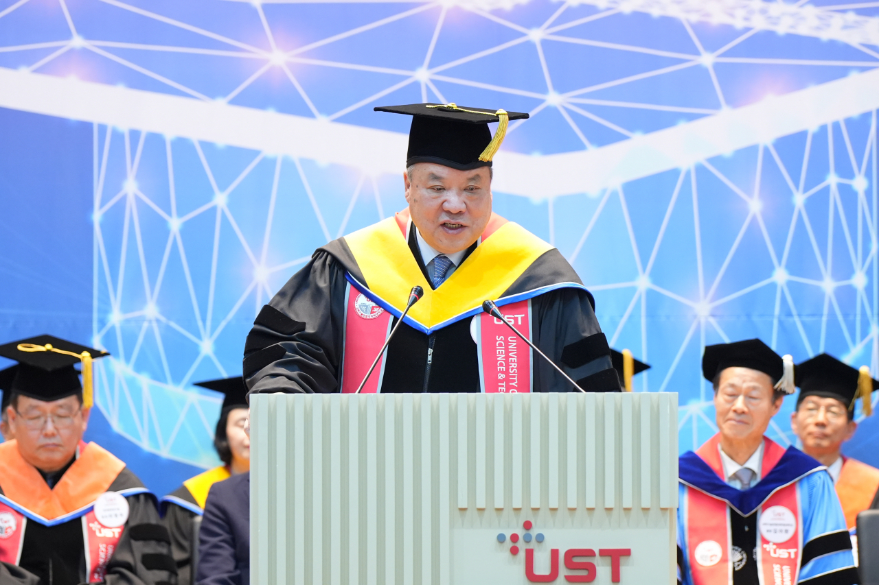 22일 UST 학위수여식에서 제1호 UST 명예박사 학위를 수여받은 서정진 셀트리온 회장이 축하 연설을 하고 있다.[UST 제공]