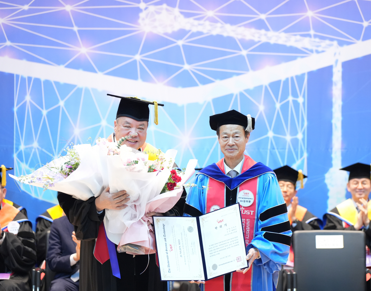 서정진 셀트리온 회장과 김이환 UST 총장.[UST 제공]