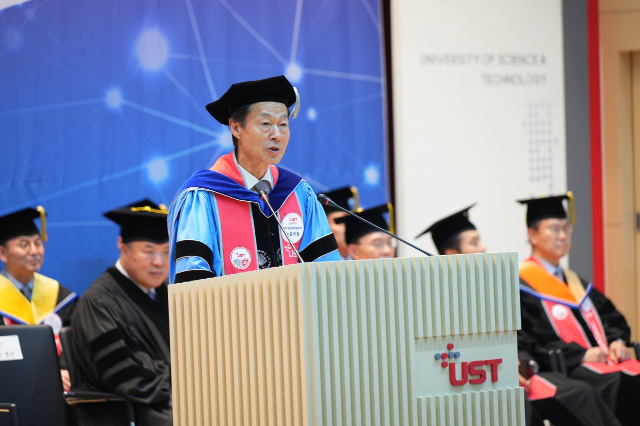 김이환 UST 총장이 2024년 학위수여식 식사를 하고 있다.[UST 제공]