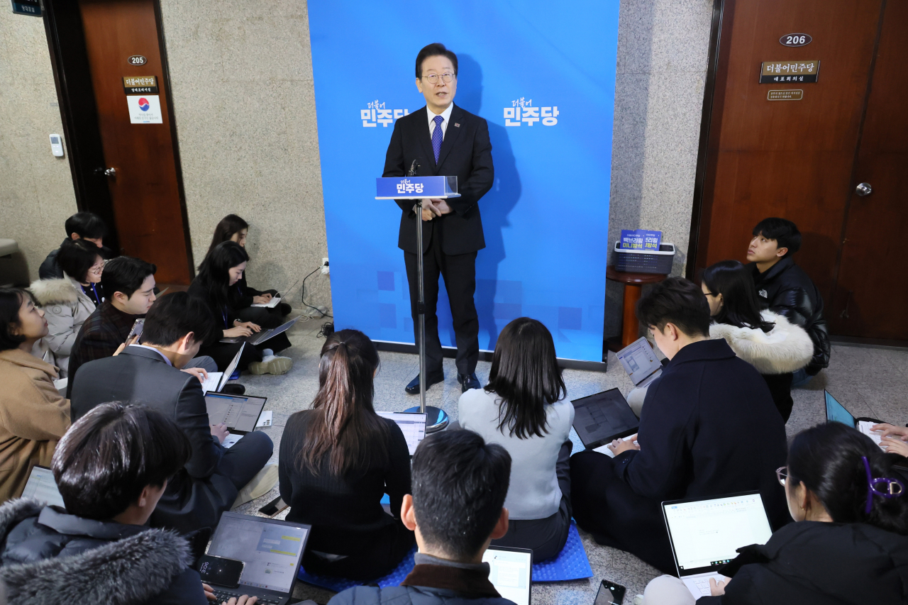 이재명 더불어민주당 대표가 22일 국회 당대표실 앞에서 취재진의 질문에 답하고 있다. [연합]