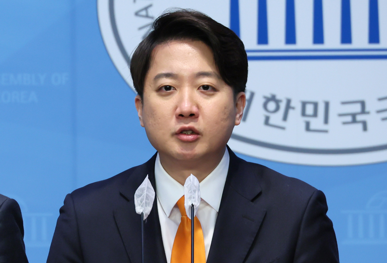 개혁신당 이준석 대표가 22일 국회 소통관에서 정책 발표 기자회견을 하고 있다. [연합]