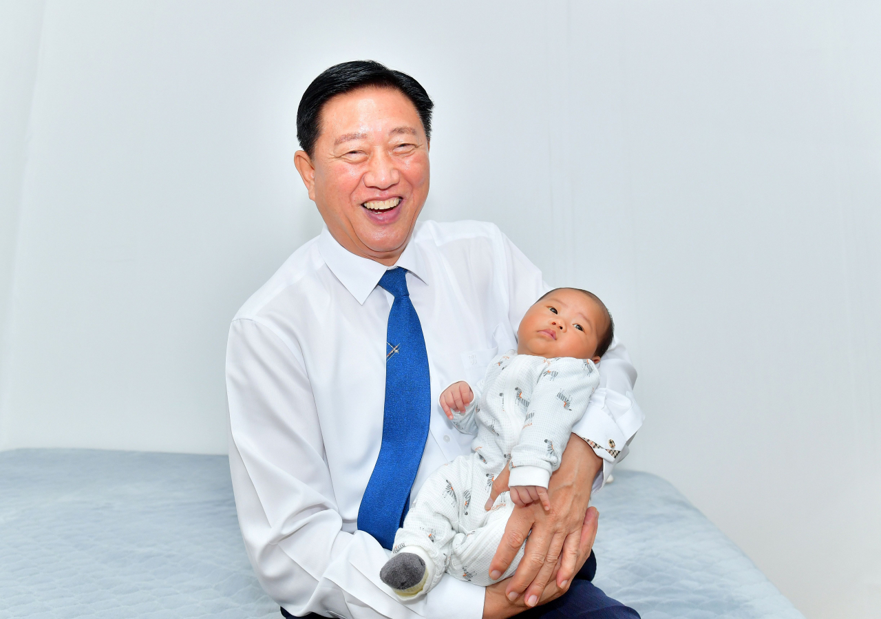 김한종군수가 이도윤군을 안고 있디