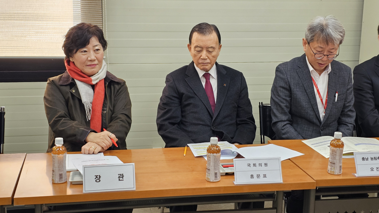 송미령 농림축산식품부 장관(왼쪽)이 29일 충남 예산군 예산농협쌀조합공동사업법인에서 쌀 수급 상황 현장 점검을 하고 있다. 가운데는 홍문표 국민의힘 의원. [연합]