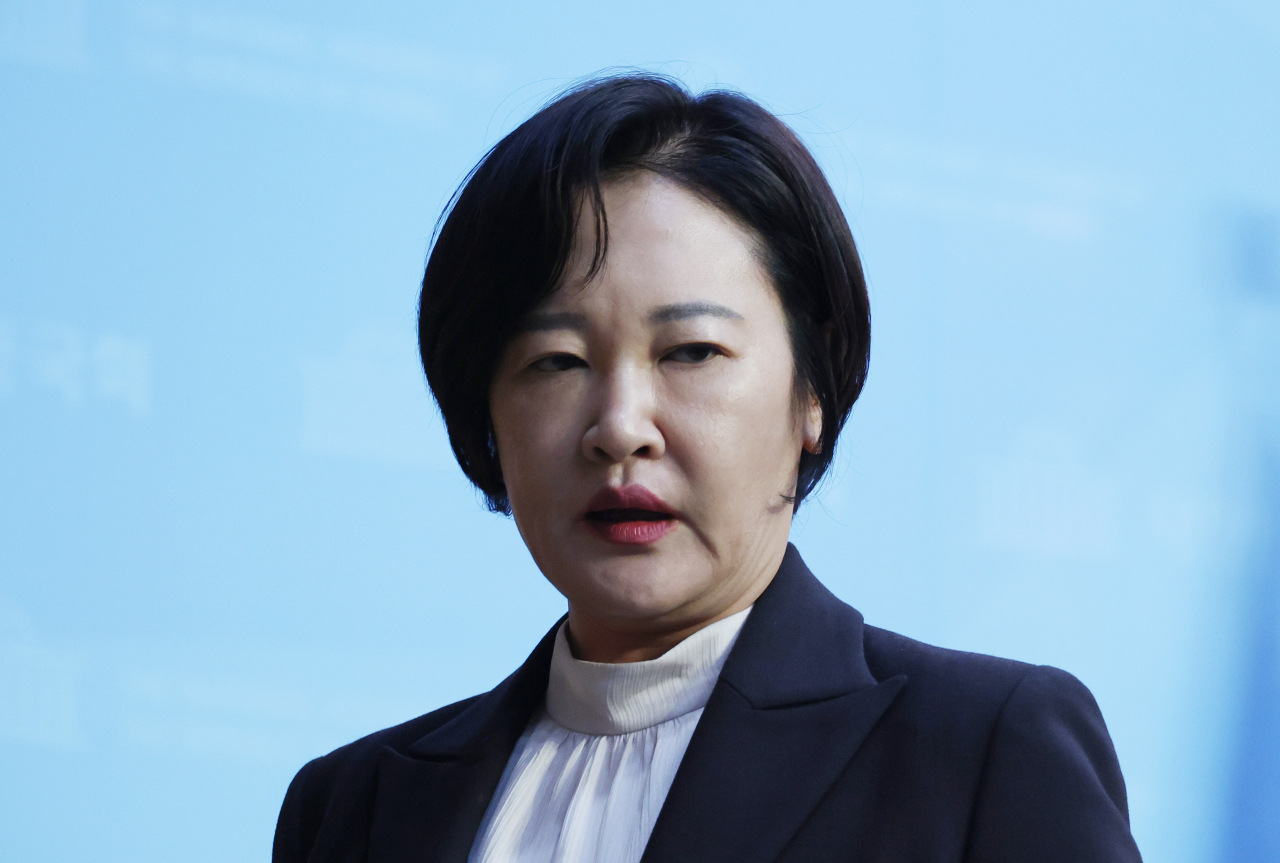 이수진 더불어민주당 의원이 22일 국회에서 탈당 기자회견을 마치고 회견장을 나서고 있다. [연합]