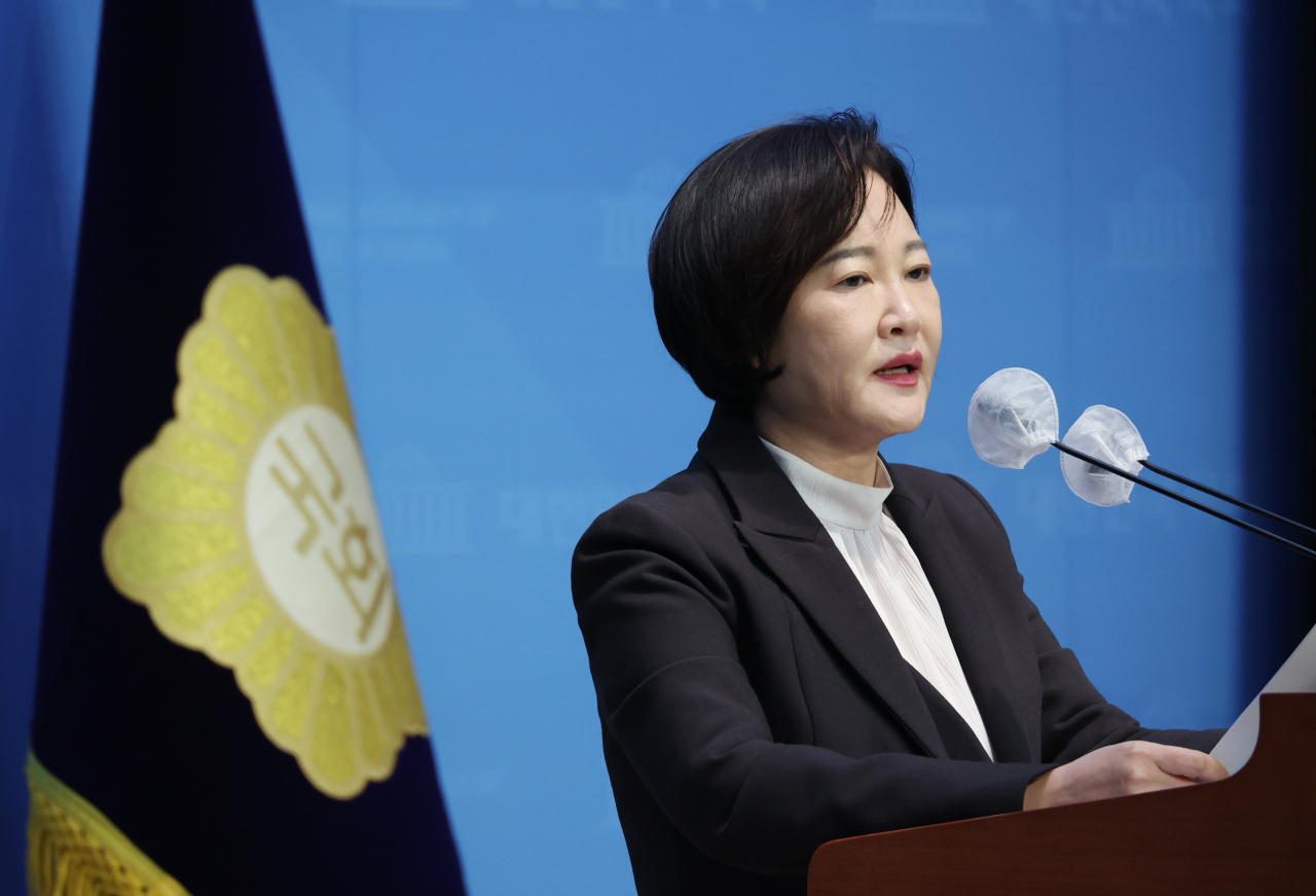 이수진 더불어민주당 의원이 22일 국회에서 탈당 기자회견을 하고 있다. [연합]