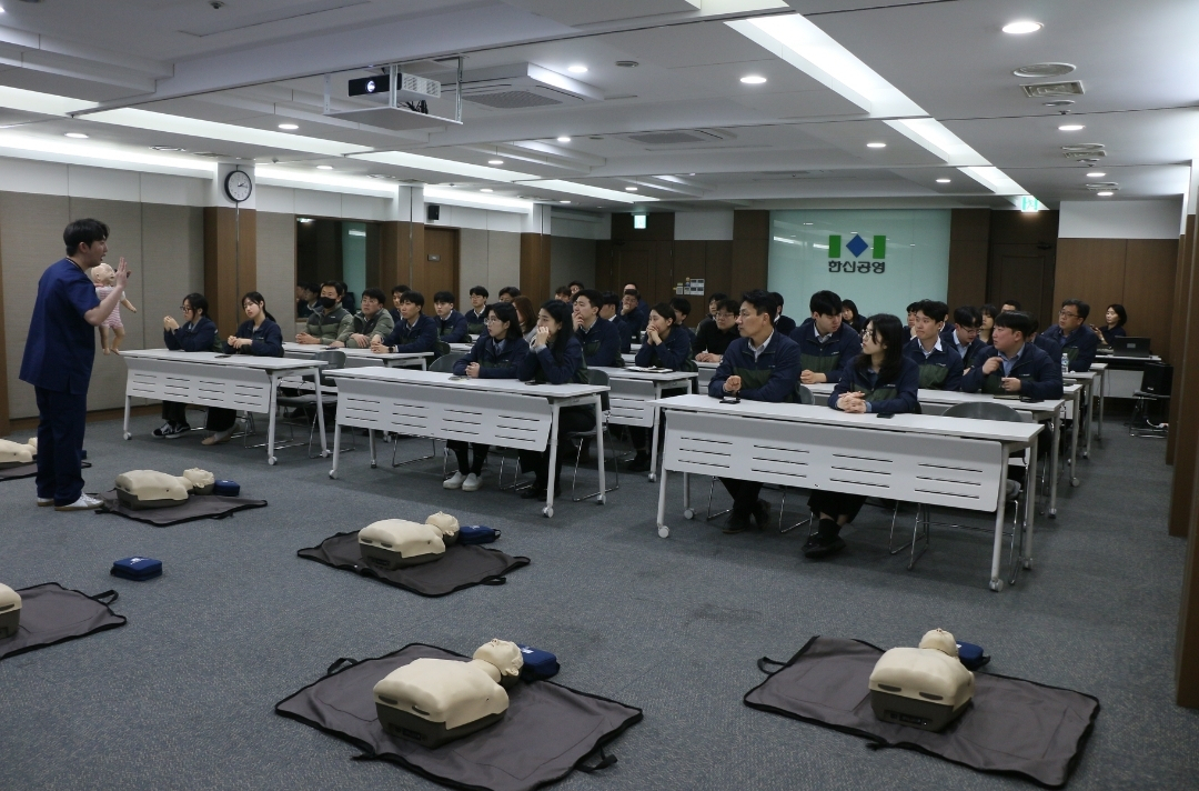 한신공영 잠원동 사옥 대회의실에서 회사 임직원들을 대상으로 재난대응교육이 진행되고 있다. [한신공영]