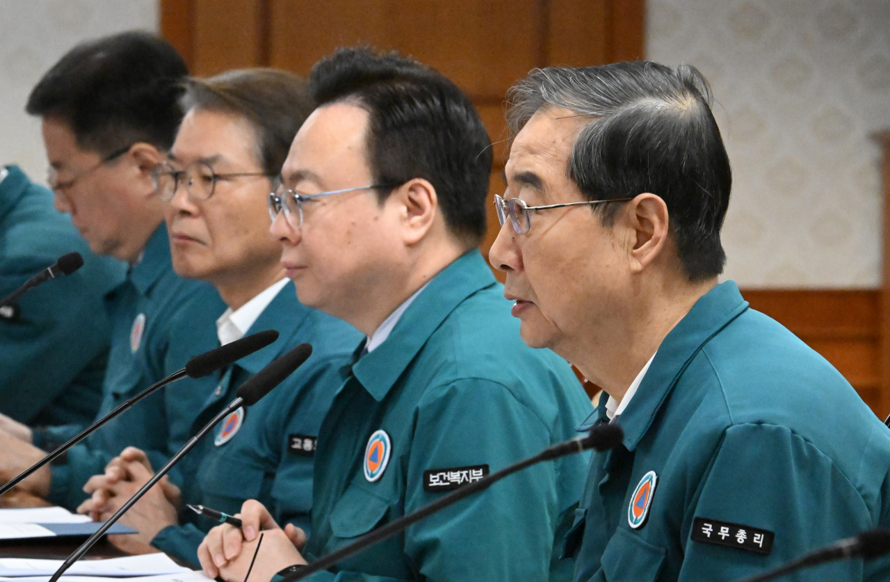 국내 5대 대형병원(서울대·서울아산·세브란스·삼성서울·서울성모병원) 전공의들이 집단 사직을 예고한 19일 오전 한덕수(오른쪽) 국무총리가 서울 종로구 정부서울청사에서 열린 의사집단행동 대응 관계장관회의에 참석해 발언하고 있다. 임세준 기자