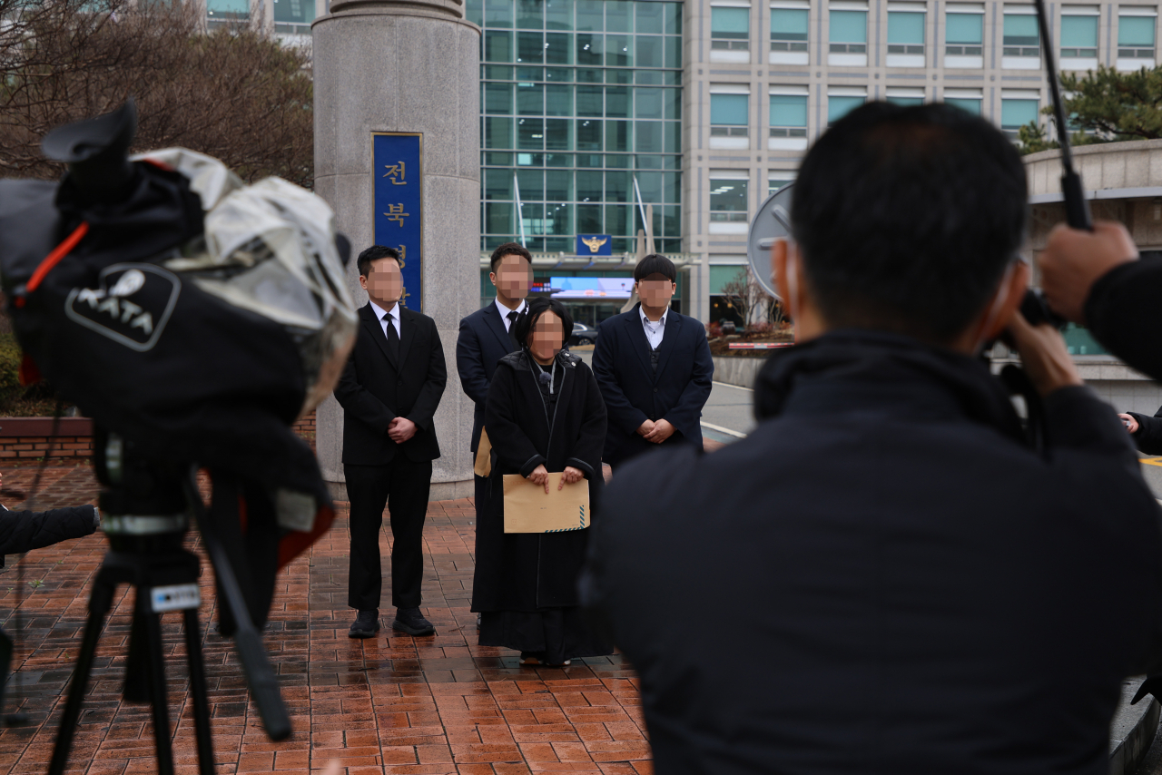 논문 조작 혐의로 경찰 수사를 받아온 전북의 한 국립대 교수가 숨진 가운데 22일 사망한 교수의 유가족과 제자들이 전북경찰청 앞에서 기자회견을 열고 수사가 부당했다는 입장을 밝히고 있다.[연합]