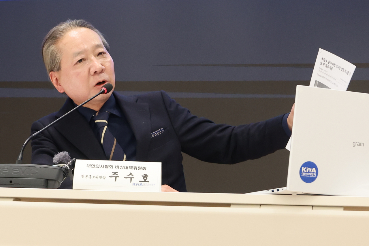 주수호 대한의사협회 비상대책위원회 언론홍보위원장이 22일 오후 서울 용산구 대한의사협회 회관에서 의협 비대위 정례브리핑을 하고 있다. [연합]