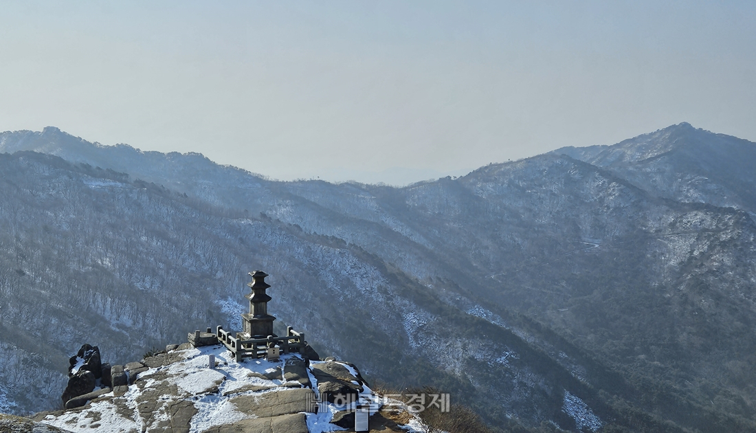 대견사의 상징, 삼층석탑. 비슬산 절벽의 가장자리에 우뚝 솟아있다.