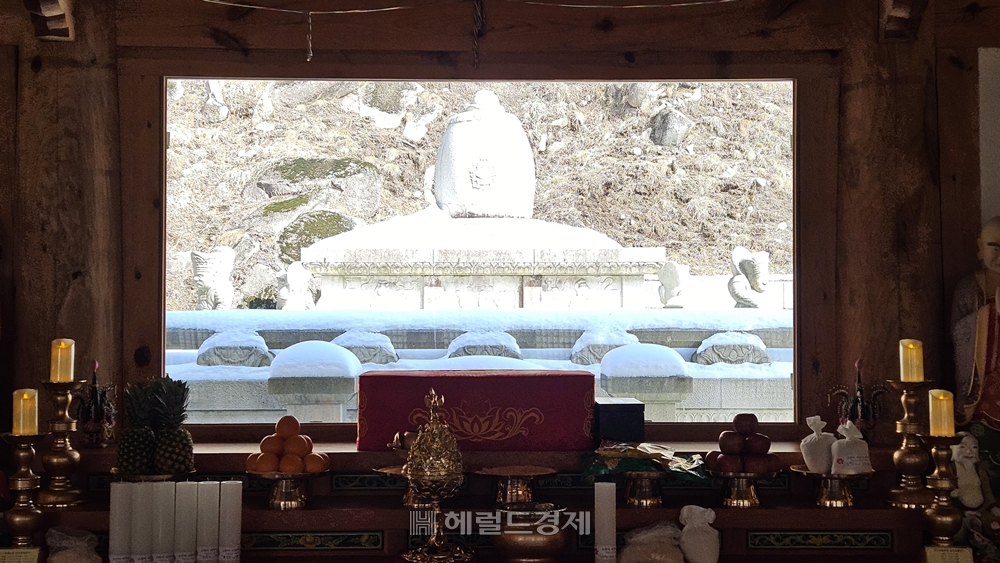 대견보궁 내부에서 바라본 사리탑