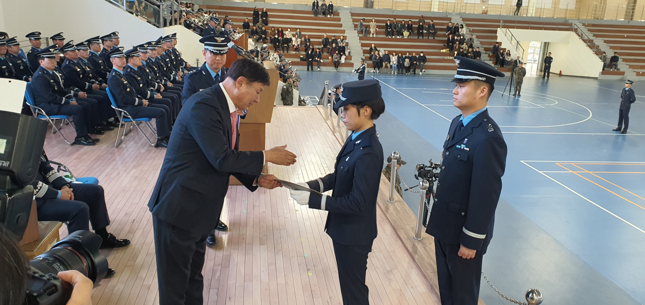 최재호 좋은데이나눔재단 이사장(사진 왼쪽)이 우수 졸업생에게 장학금을 전달하고 있다. [사진=무학 좋은데이나눔재단]