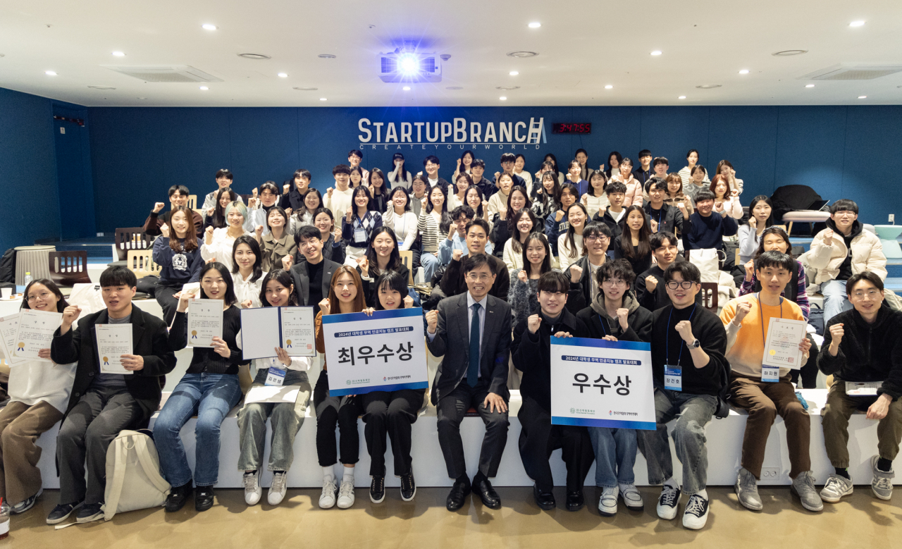 한국무역협회와 산학협동재단이 개최한 ‘대학생 인공지능 캠프’에서 수료생 전원이 단체사진을 촬영하고 있다. [무협 제공]