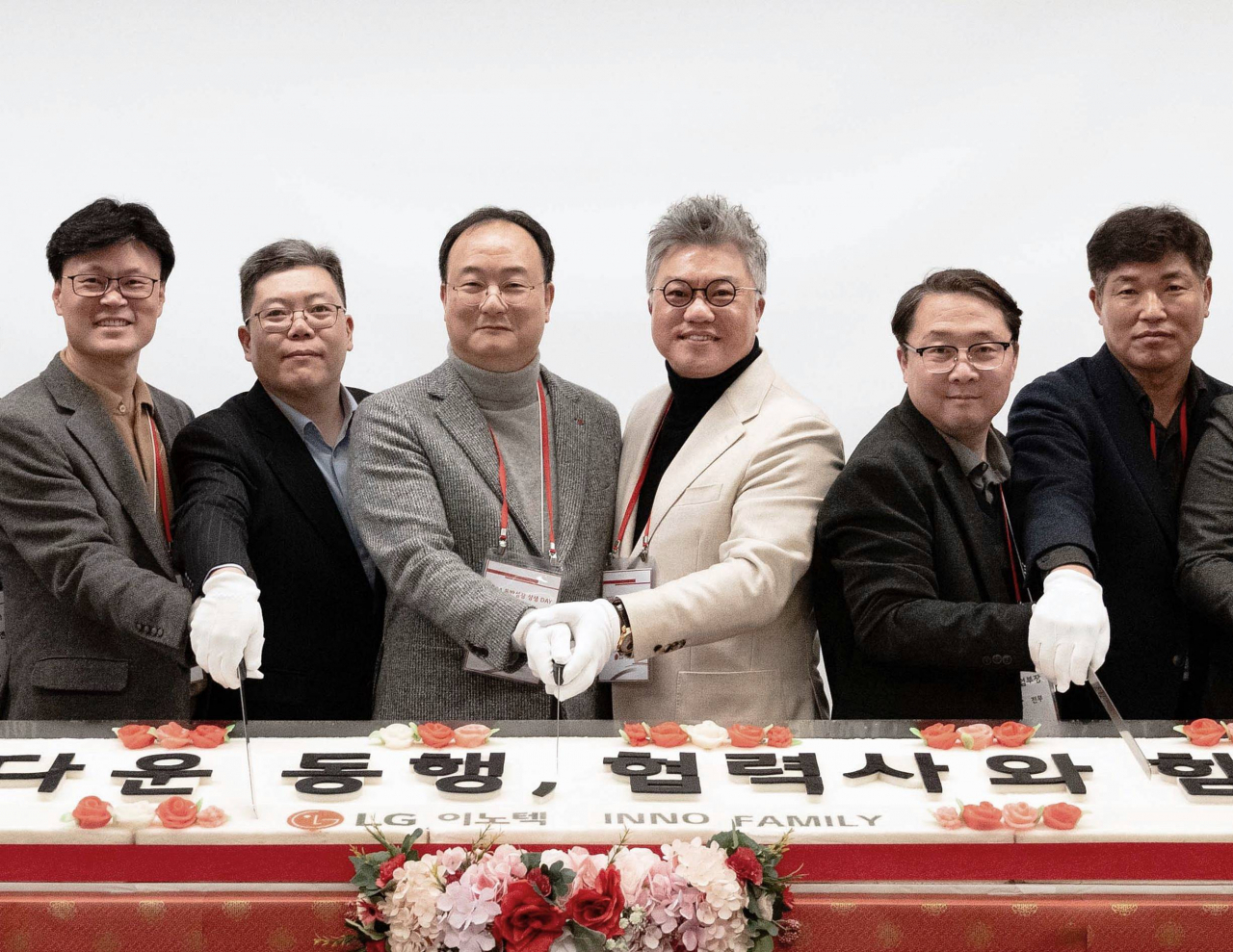 문혁수(왼쪽 세 번째) LG이노텍 대표가 22일 서울 마곡 LG사이언스파크에서 열린 ‘2024 동반성장 상생데이’에서 주재철(왼쪽 네 번째) ㈜에이피텍 협력사 대표 등과 함께 떡케이크를 자르고 있다. [LG이노텍 제공]