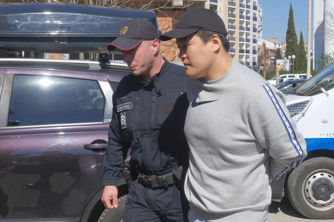몬테네그로 경찰이 권도형 테라폼랩스 대표의 신병을 인도하고 있다. [AP]