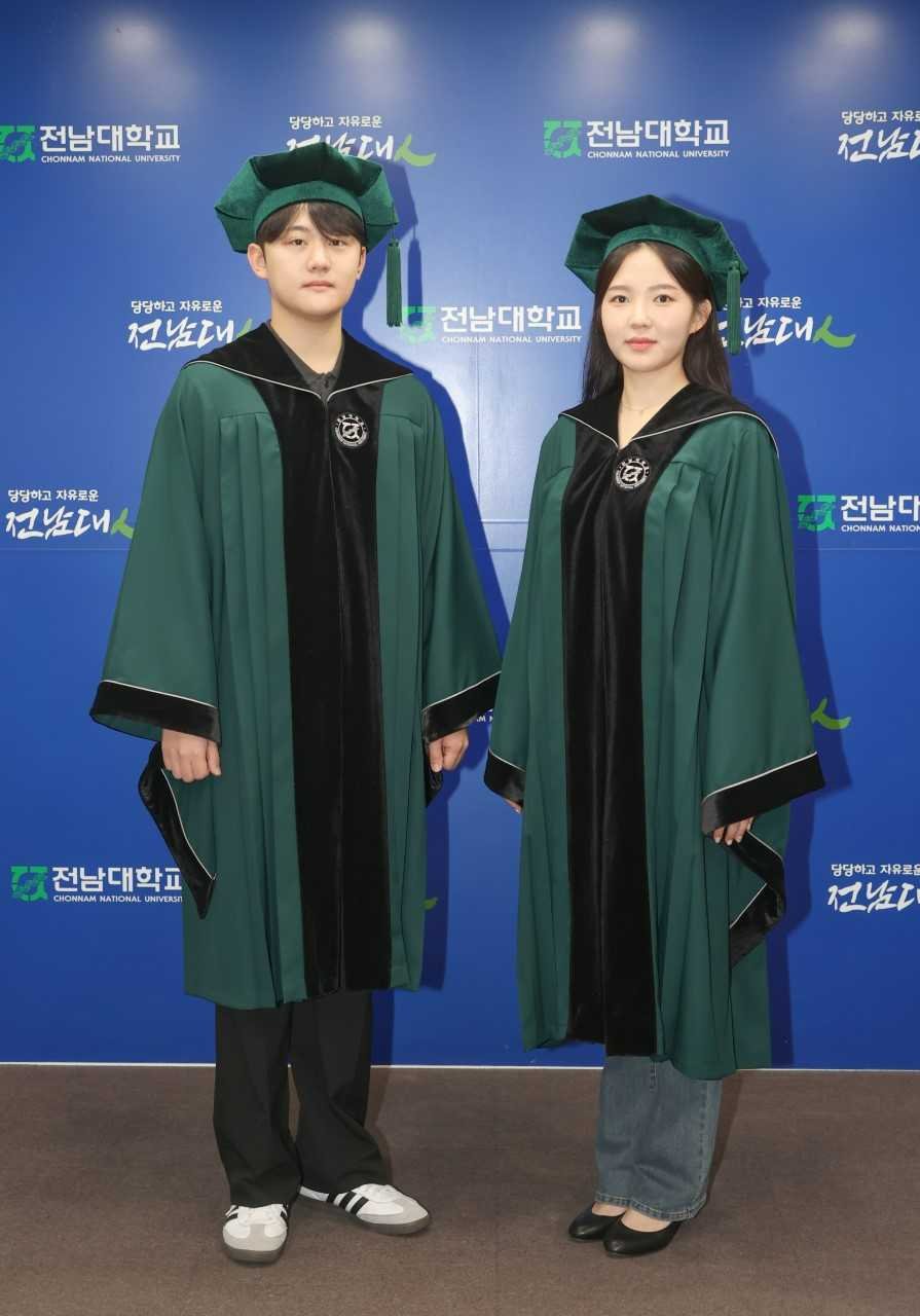 전남대학교 졸업생들이 입는 학위복이 개교이래 처음으로 자체 제작됐다.