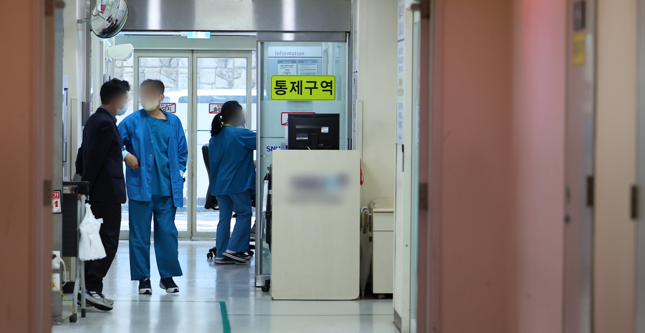 정부의 의대 정원 증원 정책에 반발한 전공의들의 집단 행동 사흘째인 22일 서울 시내의 한 공공병원 응급의료센터에서 의료진들이 업무를 보고 있다. [연합]