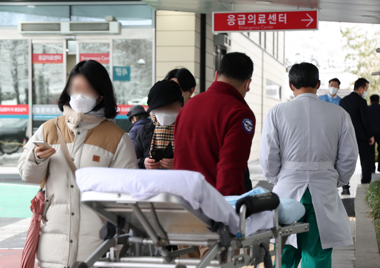 지난 22일 오전 서울 한 대형병원에서 의료진들이 응급실로 이동하고 있는 모습 [연합]