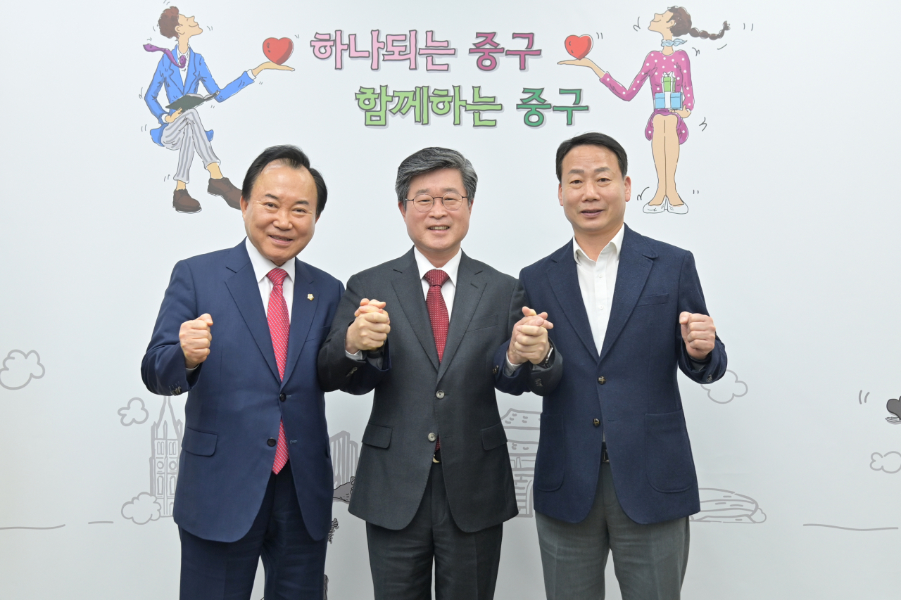 서울 중구는 중구의회 임시회 개회를 하루 앞두고 여야가 추경예산을 포함한 민생 안건처리에 합의했다고 23일 밝혔다.소재권 중구의회 국민의힘 원내대표(왼쪽), 김길성 중구청장(가운데), 송재천 중구의회 더불어민주당 원내대표.[중구 제공]