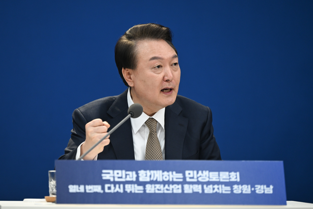 윤석열 대통령이 지난 22일 경남 창원시 경남도청에서 ‘다시 뛰는 원전산업 활력 넘치는 창원·경남’을 주제로 열린 열네 번째 ‘국민과 함께하는 민생토론회’에서 발언하고 있다. [연합]