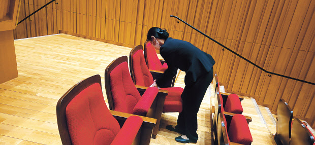 롯데콘서트홀 객석 안내원이 의자를 점검하고 있다. [롯데콘서트홀 제공]