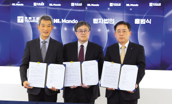 조성현(오른쪽부터) HL만도 부회장이 저우센중 텐륜만도 최고경영자(CEO), 쉬청페이 텐륜공업 CEO와 기념촬영을 하고 있다. [HL만도 제공]