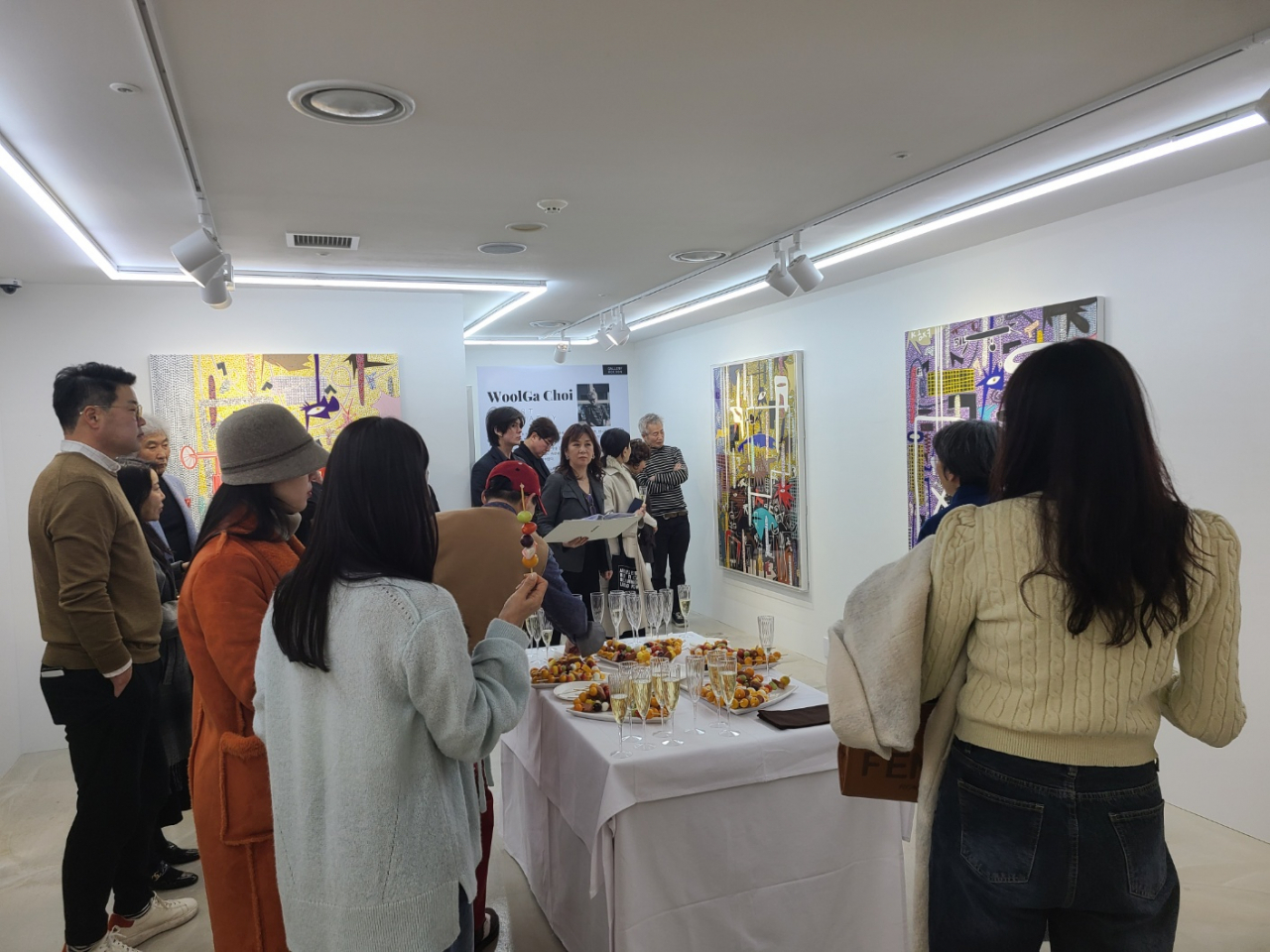 최울가 전용 갤러리를 찾은 방문객들이 최 작가와 대화를 나누며 작품을 관람하고 있다.