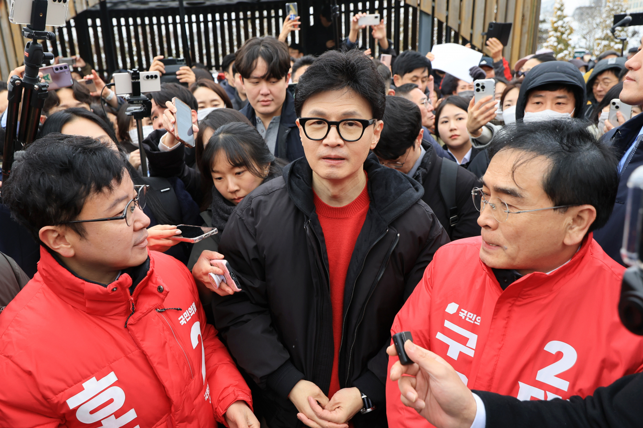 국민의힘 한동훈 비상대책위원장이 22일 오후 서울 구로구 오류동 소재 행복주택을 둘러보고 있다. [연합]