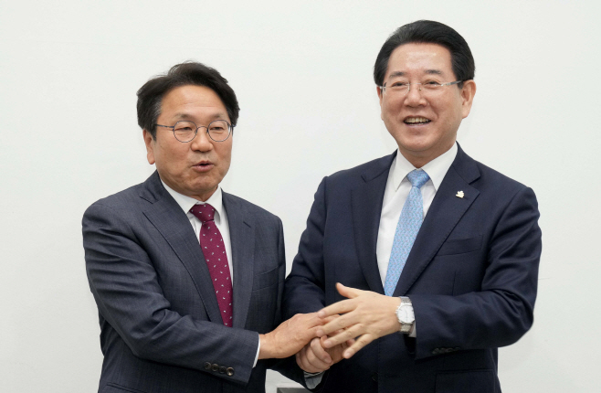 강기정 광주시장(왼쪽) 김영록 전남지사(오른쪽)
