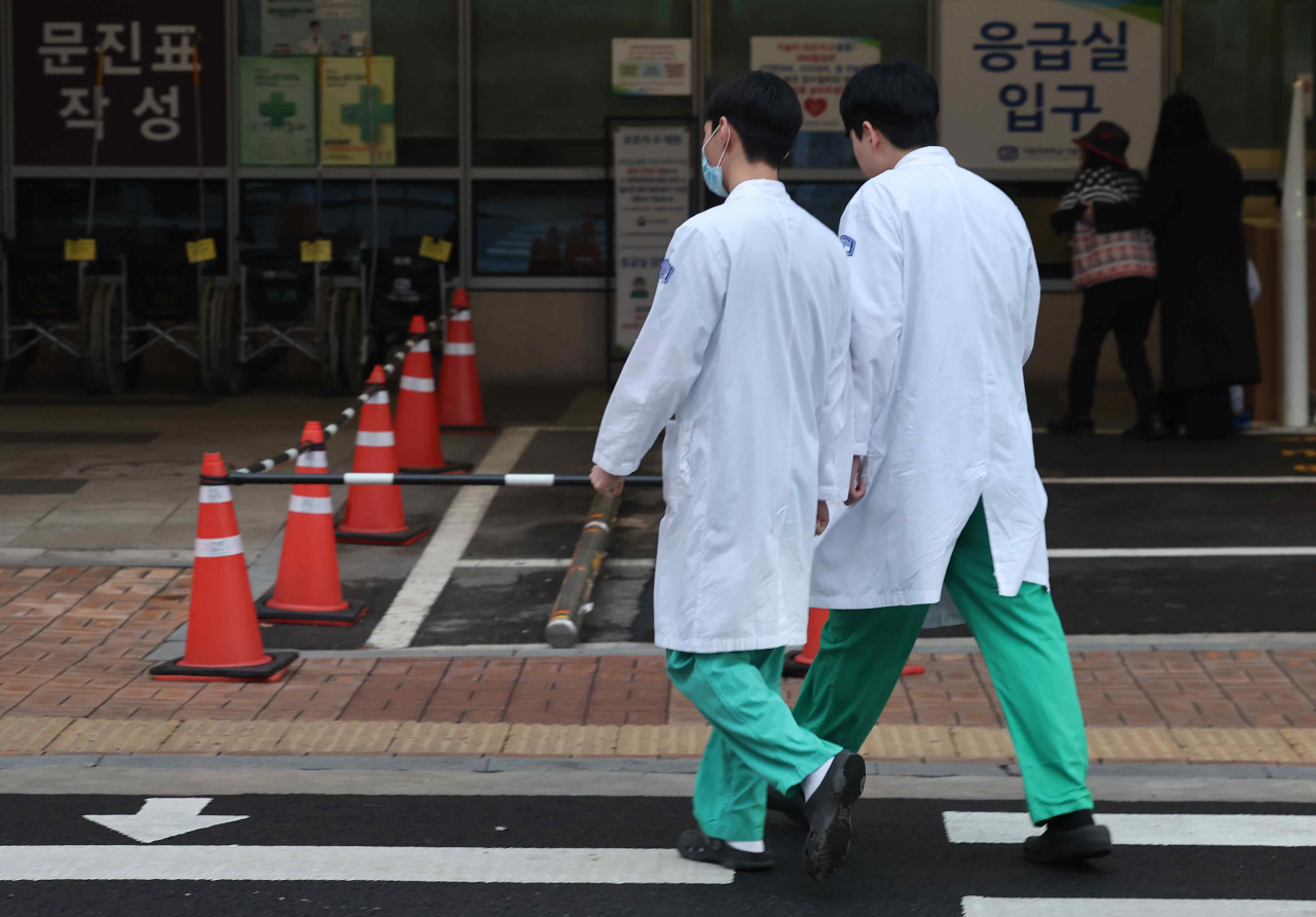 20일 오전 서울 시내 한 병원에서 의료진들이 이동하고 있다. 정부와 의료계에 따르면 서울대·세브란스·삼성서울·서울아산·서울성모병원 등 '빅5' 병원 전공의들은 의과대학 정원 증원에 반발하며 이날 오전 6시를 기해 근무를 중단한다. 이들 외에도 전국적으로 전국적으로 사의를 표명한 전공의들은 수천명에 달하는 것으로 보인다. [연합]