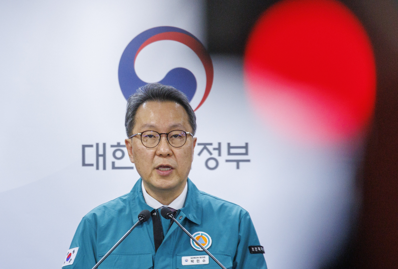중앙재난안전대책본부 제1총괄조정관인 박민수 보건복지부 2차관이 23일 오전 서울 종로구 정부서울청사에서 열린 의사 집단행동 중앙재난안전대책본부 브리핑에서 전공의 이탈 장기화 따라 보건의료재난 위기경보 '심각' 발령을 발표하고 있다. [연합]