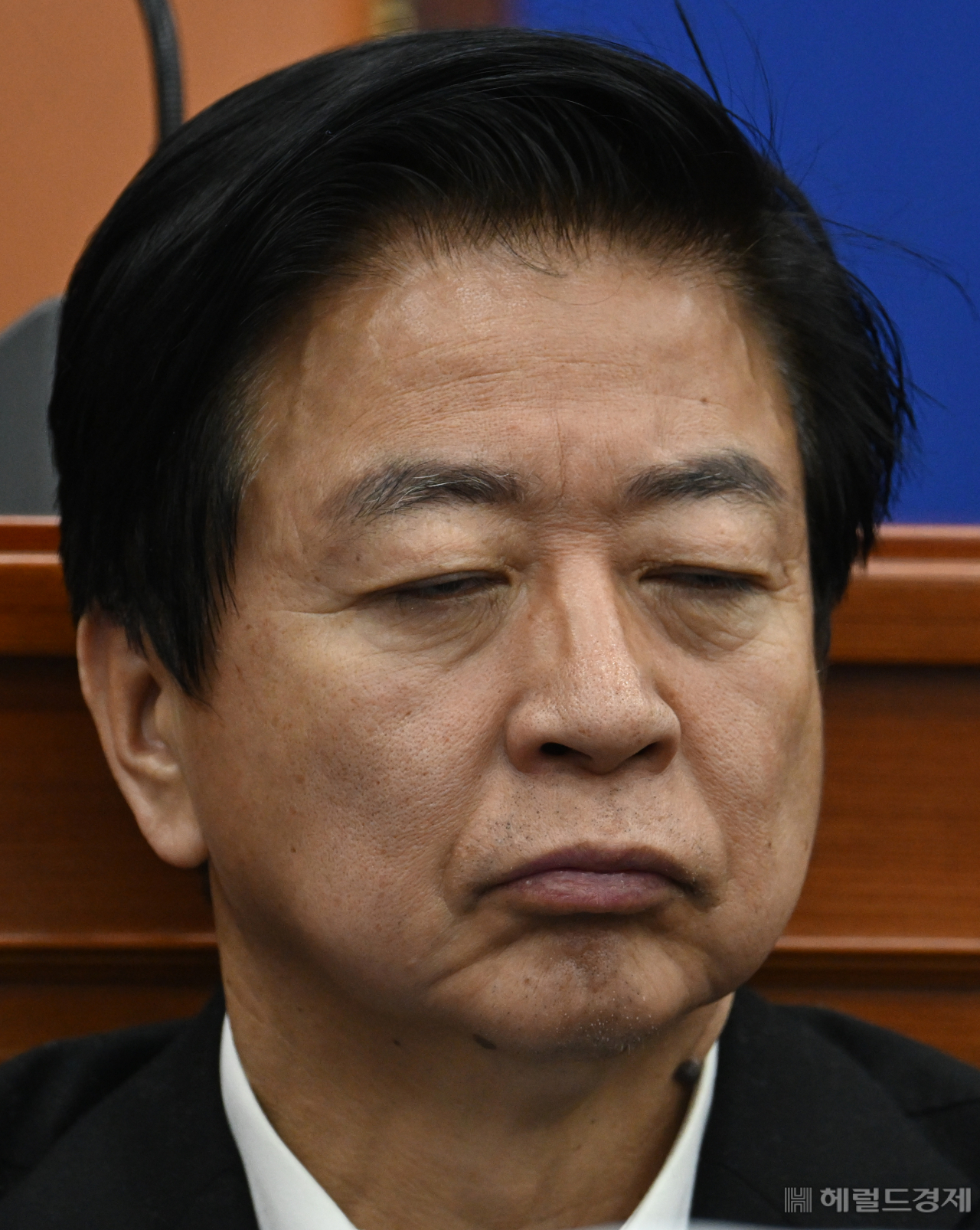 단식 농성을 벌였던 더불어민주당 노웅래 의원이 4·10 총선에 불출마한다고 밝혔다. 지난 23일 서울 여의도 국회 더불어민주당 대표회의실 단식 농성을 이틀째 이어가던 노 의원. 임세준 기자
