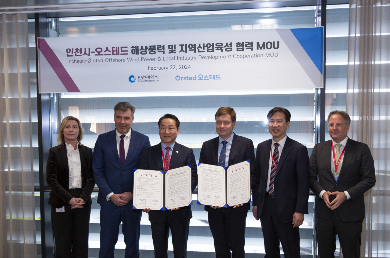 토마스 투네 안데르센(오른쪽 세번째부터) 오스테드 이사회 의장과 유정복 인천광역시장 등이 22일(현지시간) 덴마크에서 양해각서에 서명한 뒤 기념촬영을 하고 있다. [오스테드 제공]