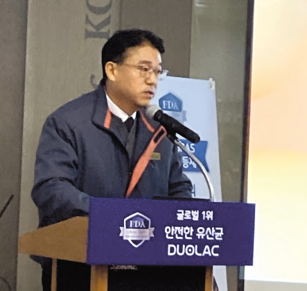 이현용 쎌바이오텍 공장장이 22일 경기 김포 쎌바이오텍 본사에서 자사 유산균의 우수성에 대해 설명하고 있다.