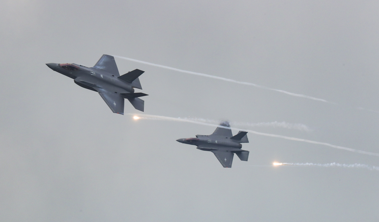 한미 양국 공군이 F-35A 등 다수의 전투기가 참가한 가운데 적 항공기와 순항미사일을 요격하는 연합공중훈련을 실시했다. 자료사진. 지난해 5월 연합·합동 화력격멸훈련에서 F-35A가 공중기동하며 플레어를 발사하고 있다.[국방일보 제공]