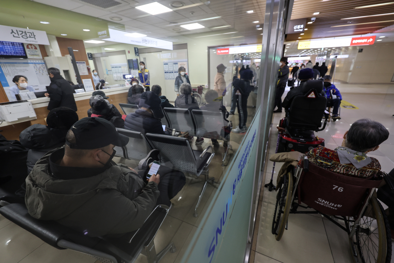 정부가 보건의료재난 위기경보를 최상위 단계인 ‘심각’으로 상향한 23일 서울의 한 대학병원이 환자들로 붐비고 있다.[연합]